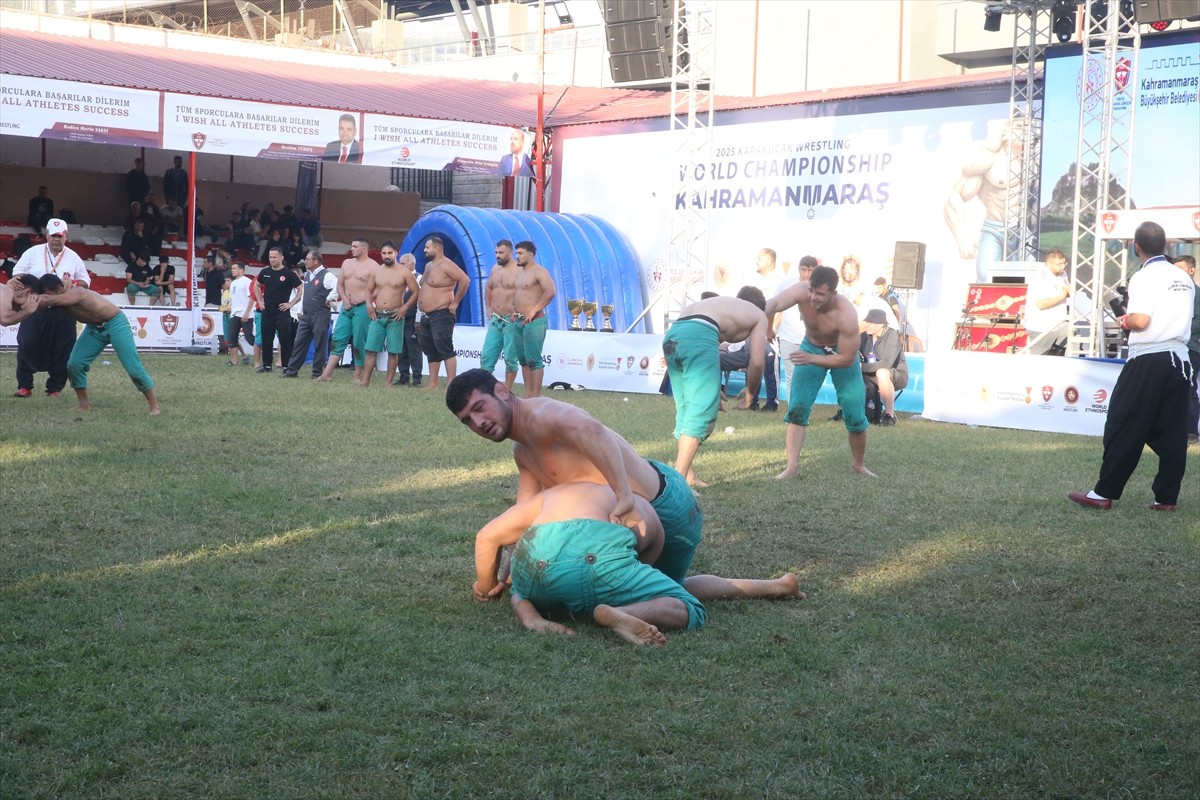 Kahramanmaraş'ta düzenlenen Türkiye Kısa Şalvar Güreş Şampiyonası tamamlandı. Gençlik ve Spor...