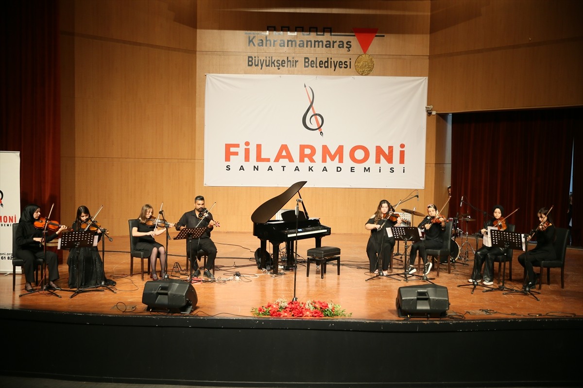 Kahramanmaraş'ta Filarmoni Sanat Akademisi öğrencileri, hazırladıkları konser ve resim sergisiyle...