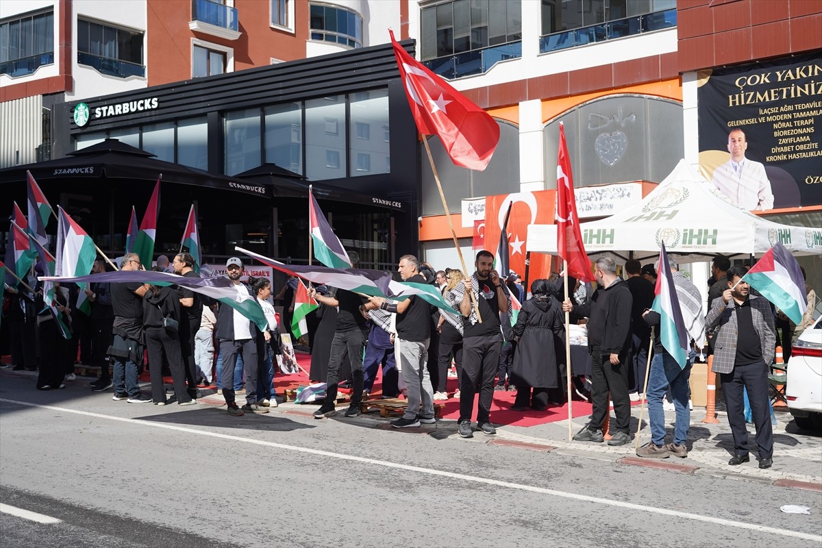 Kahramanmaraş'ta vatandaşlar, Filistin'de yaşanan insanlık dramına dikkat çekmek amacıyla...