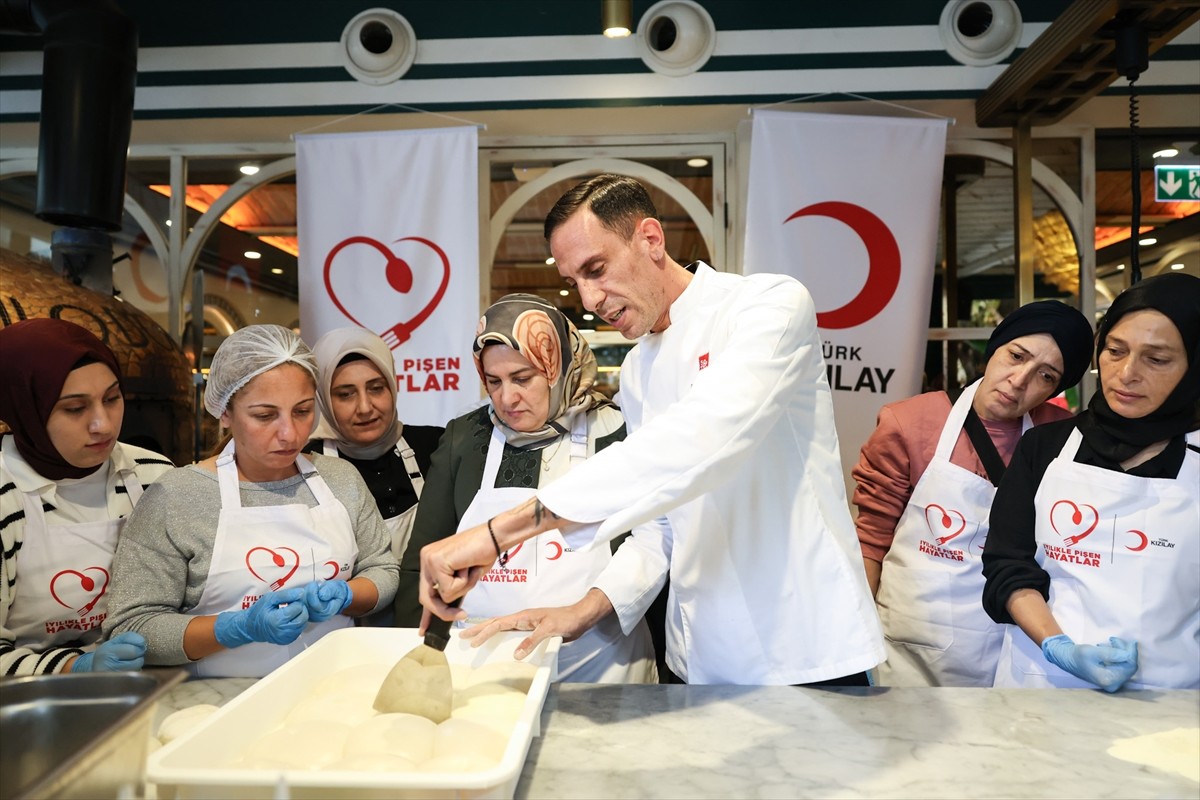 Kahramanmaraş'tan gelen 20 depremzede kadın, Türk Kızılay'ın İstanbul'da ünlü şeflerin katılımıyla...