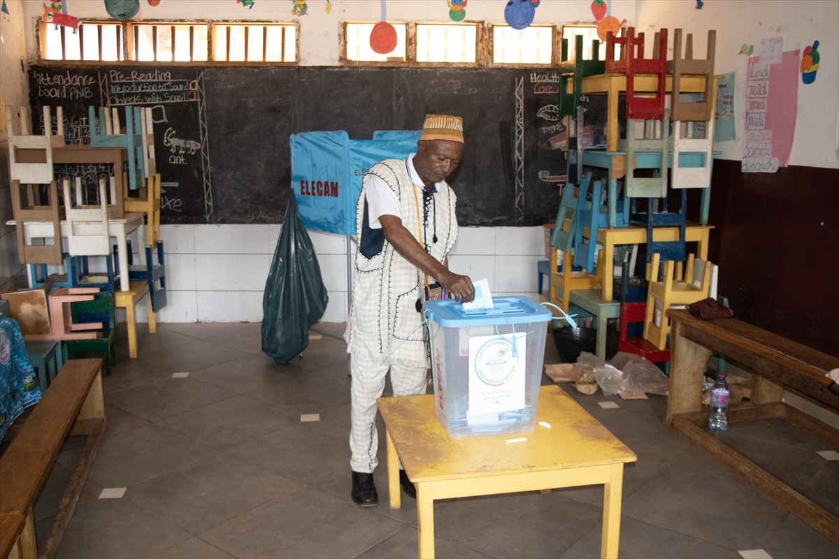 Kamerun'da seçmenler, ülkeyi 7 yıl boyunca yönetecek cumhurbaşkanını seçmek için oy kullanıyor. Oy...