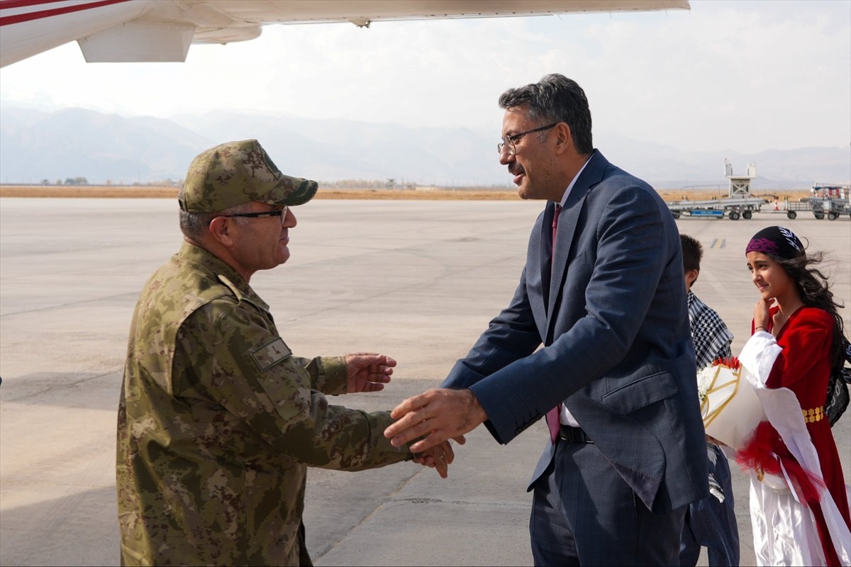 Kara Kuvvetleri Komutanı Orgeneral Metin Tokel, Hakkari'de ziyaretler yaptı. Tokel'i Vali ve...