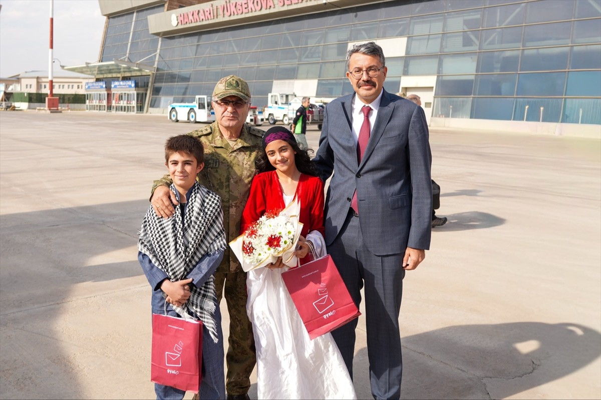 Kara Kuvvetleri Komutanı Orgeneral Metin Tokel, Hakkari'de ziyaretler yaptı. Tokel'i Vali ve...
