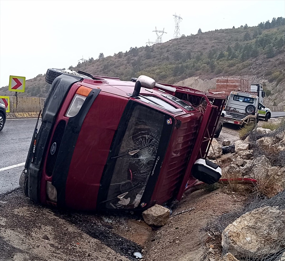 Karabük'ün Eskipazar ilçesinde kamyonetin su kanalına devrilmesi sonucu 5 kişi yaralandı.