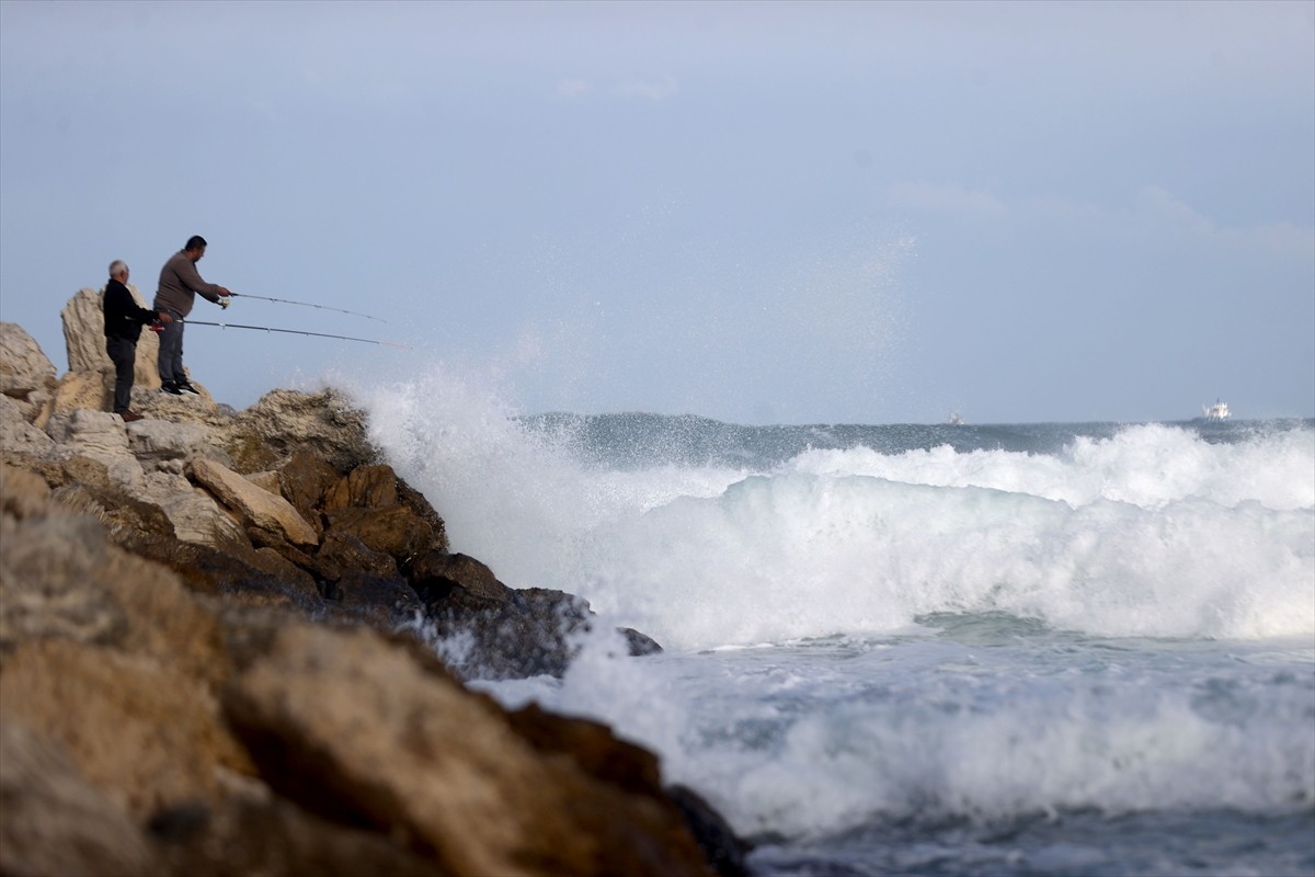 Karadeniz'e kıyısı bulunan Kırklareli'nin Vize ilçesine bağlı Kıyıköy beldesinde kuvvetli rüzgar...