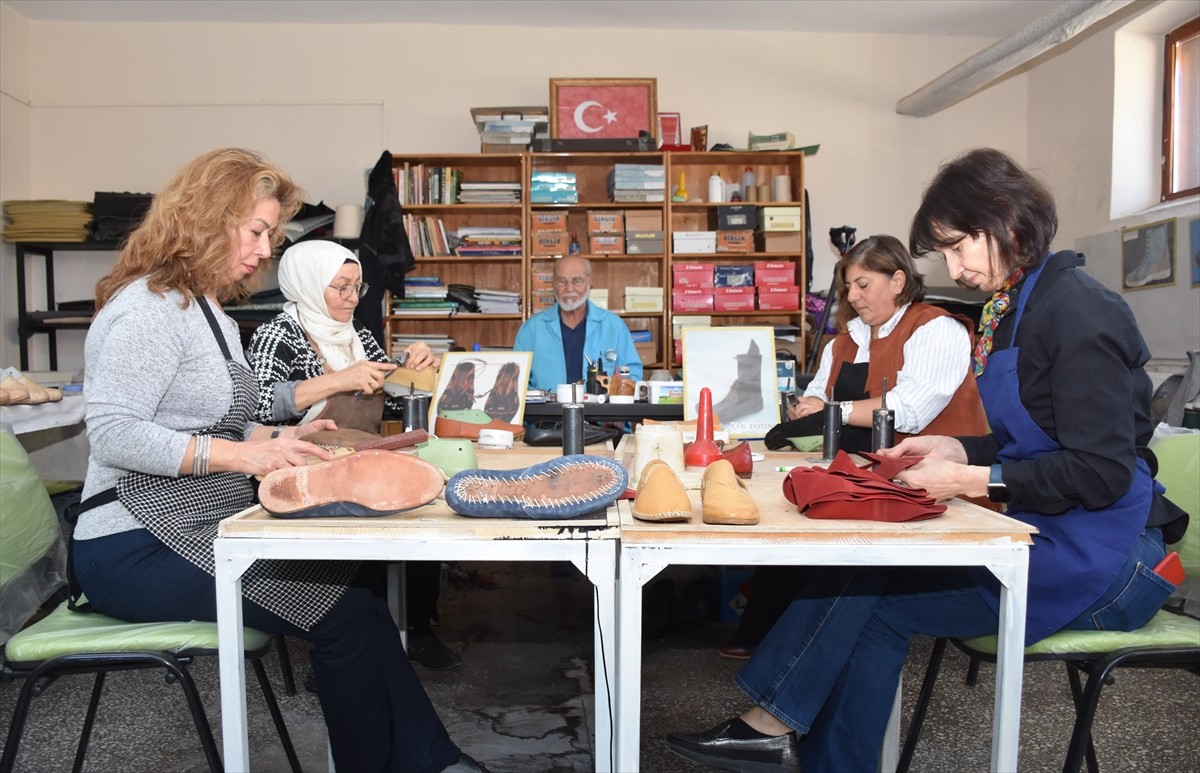Karaman'da yaşayan 83 yaşındaki Ahmet Sağkaya, çocuk yaşta başladığı deri ayakkabı ve yemeni...