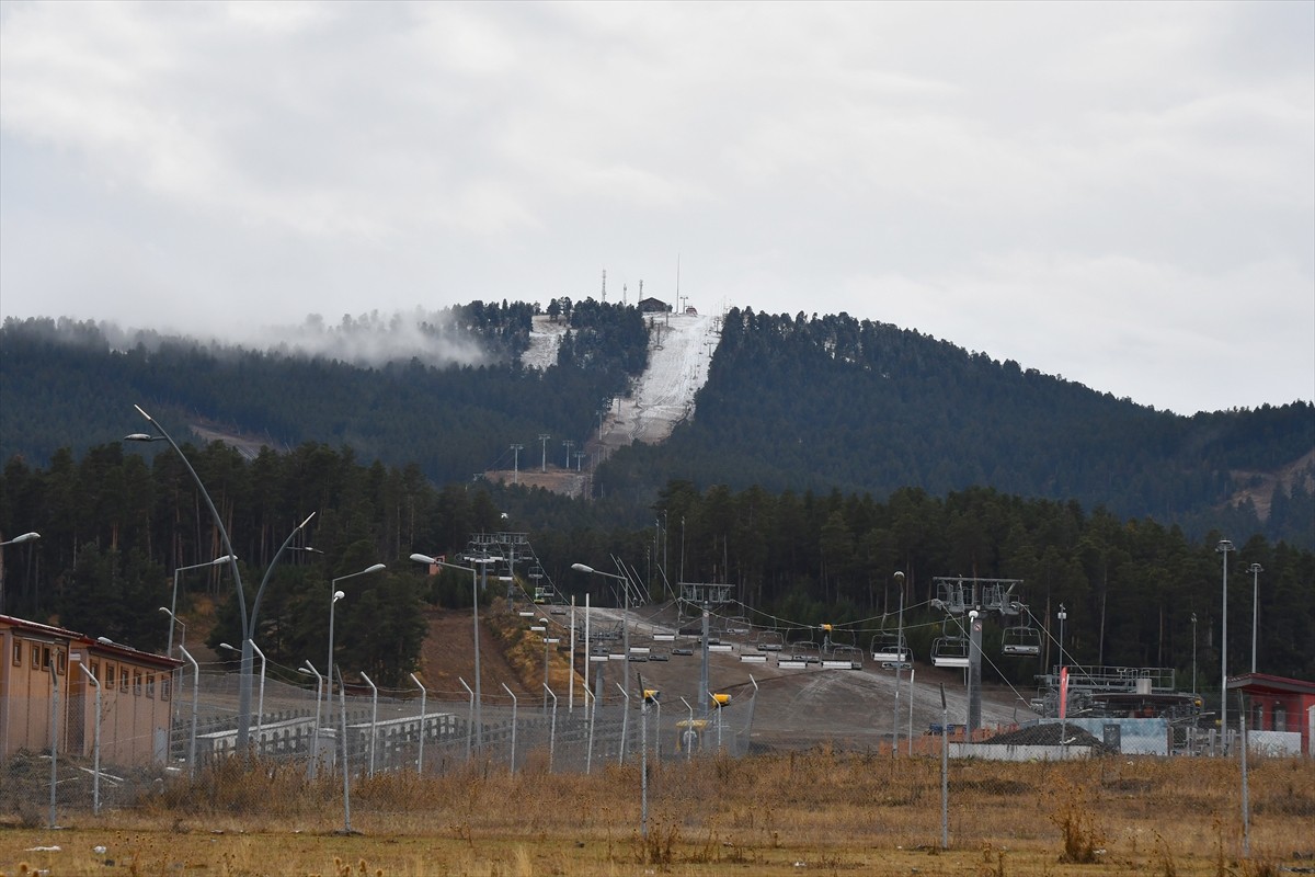 Kars'ın Sarıkamış ilçesinin yüksek kesimlerinde kar etkili oldu.