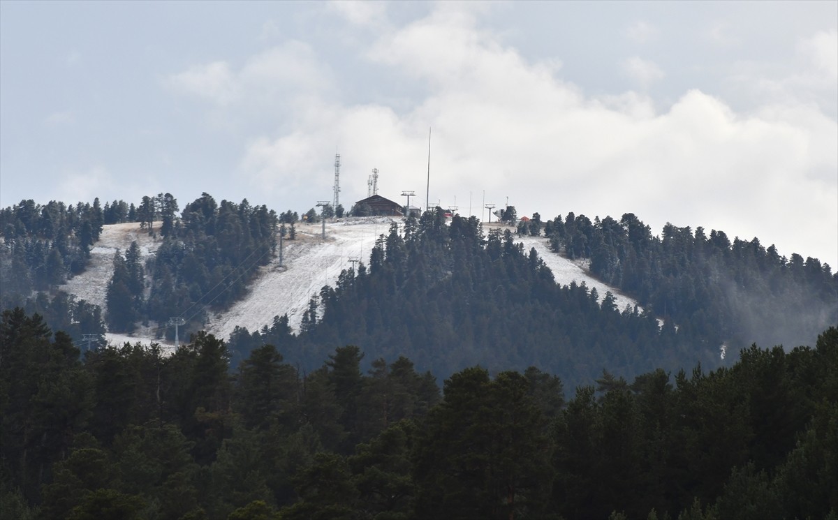 Kars'ın Sarıkamış ilçesinin yüksek kesimlerinde kar etkili oldu.