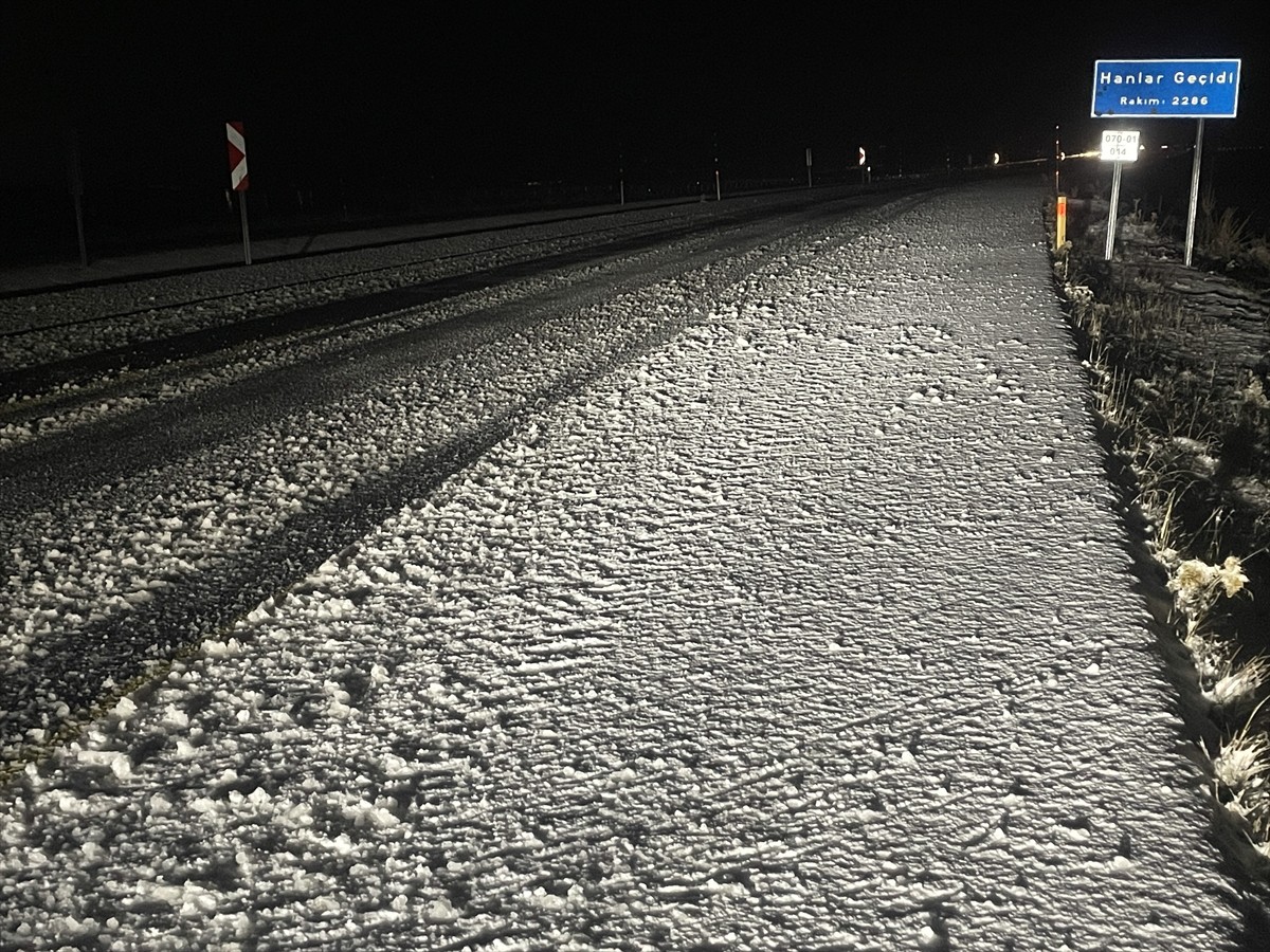 Kars'ın yüksek kesimlerinde kar etkili oluyor. Kars-Digor kara yolunda 2 bin 286 rakımdaki Hanlar...