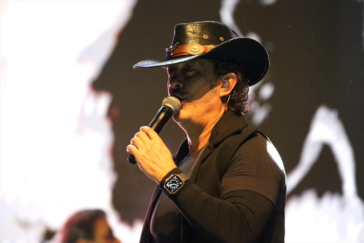 Kars'ta düzenlenen "Yaşayan Miras Festivali"nin ikinci gününde şarkıcı Kıraç konser verdi.