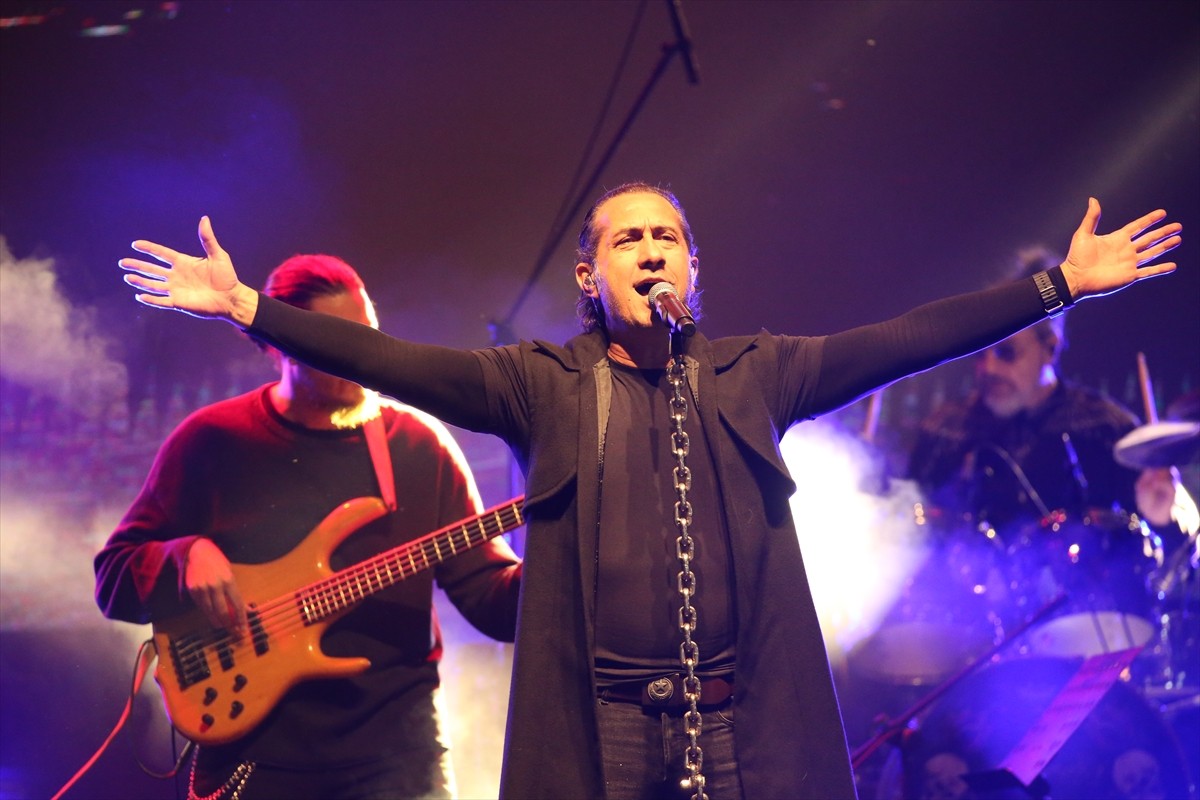 Kars'ta düzenlenen "Yaşayan Miras Festivali"nin ikinci gününde şarkıcı Kıraç konser verdi.