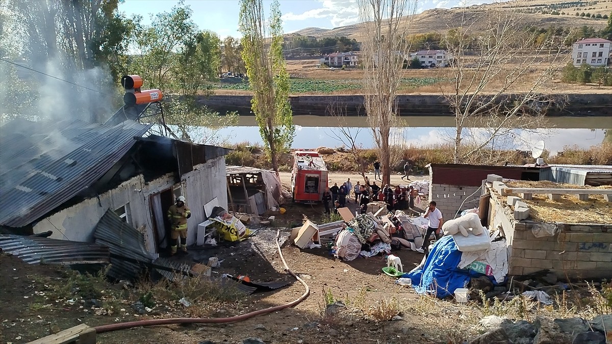 Kars'ta müstakil bir evde çıkan yangın itfaiye ekiplerince söndürüldü.