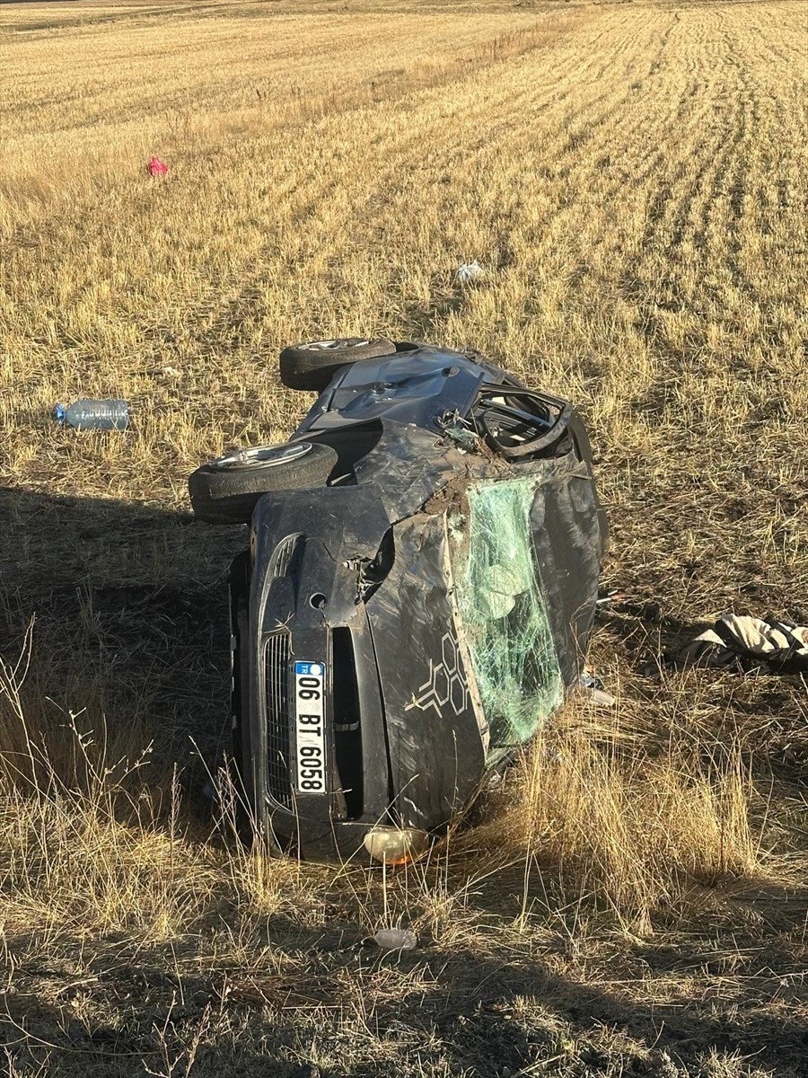 Kars'ta şarampole devrilen otomobildeki 1 kişi öldü, 2'si çocuk 3 kişi yaralandı. 