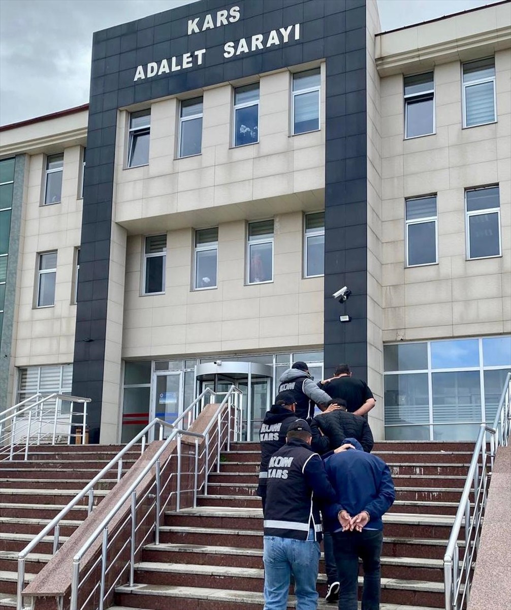 Kars'ta yasa dışı silah ve mühimmat ticareti yapanlara yönelik düzenlenen operasyonda yakalanan 3...