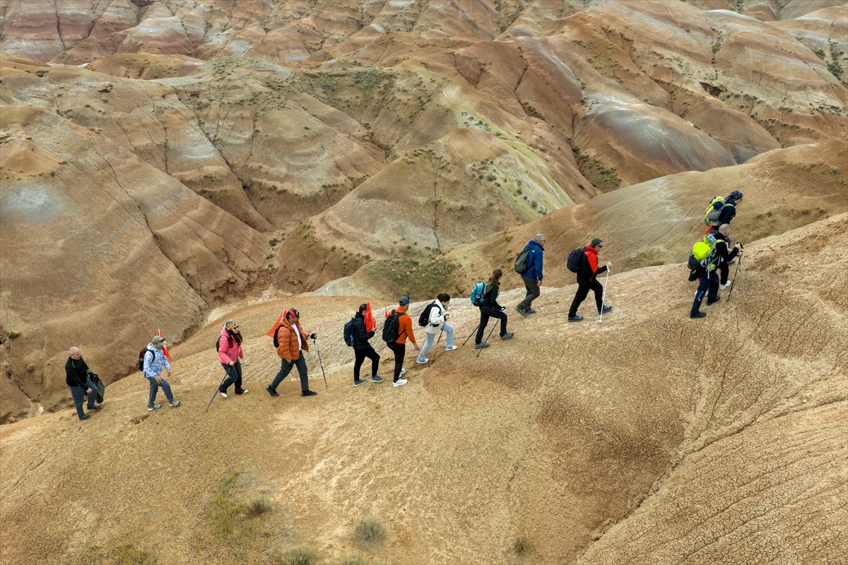 Kars ve Iğdır'da dağcılar, 29 Ekim Cumhuriyet Bayramı dolayısıyla Gökkuşağı Tepeleri'nde yürüyüş...