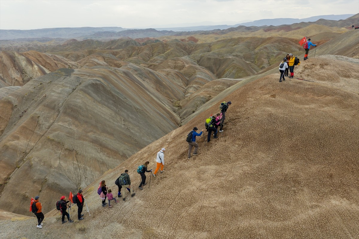 Kars ve Iğdır'da dağcılar, 29 Ekim Cumhuriyet Bayramı dolayısıyla Gökkuşağı Tepeleri'nde yürüyüş...