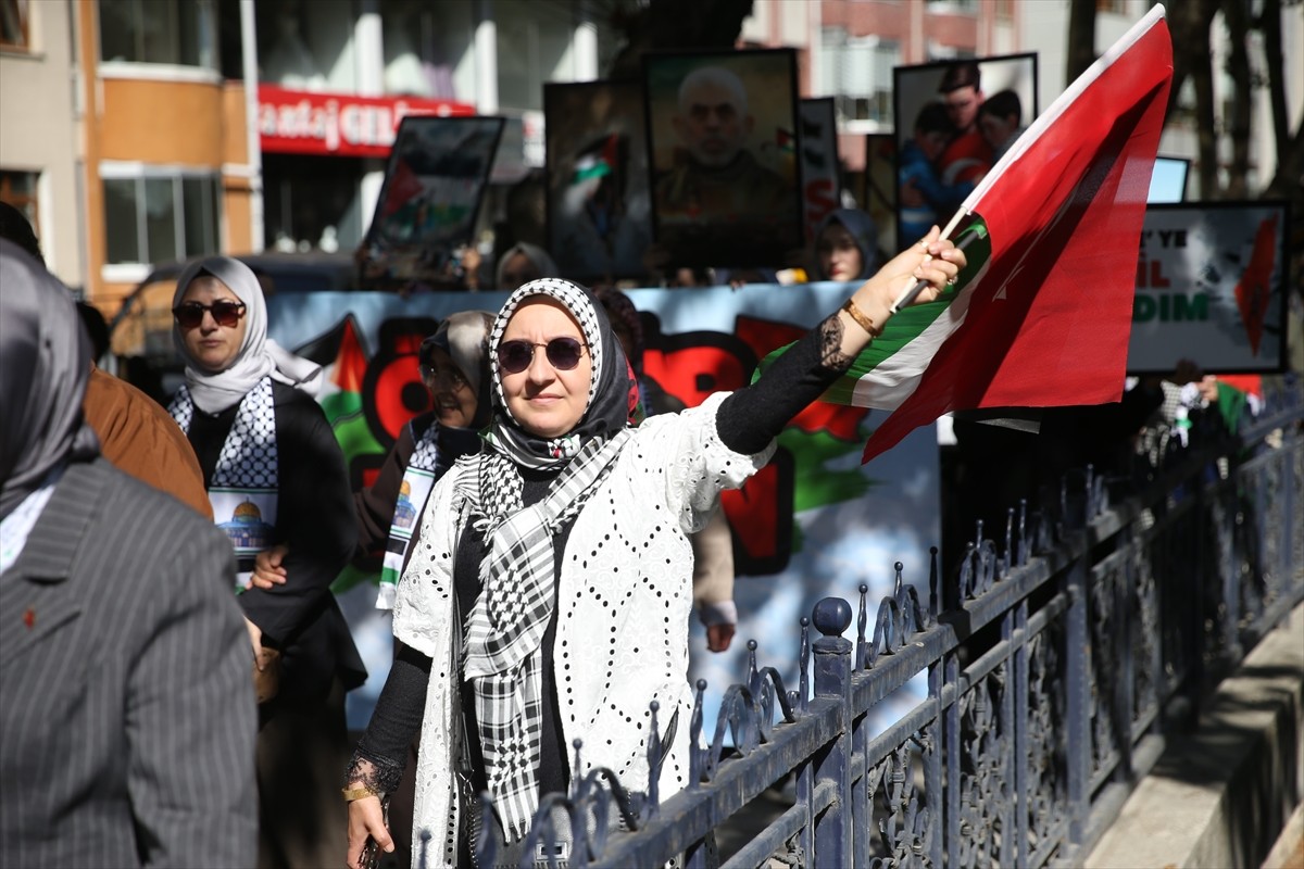 Kastamonu'da, AK Parti Kadın Kollarınca "Gazze İçin Sessiz Çığlık" etkinliği yapıldı. Kışla...