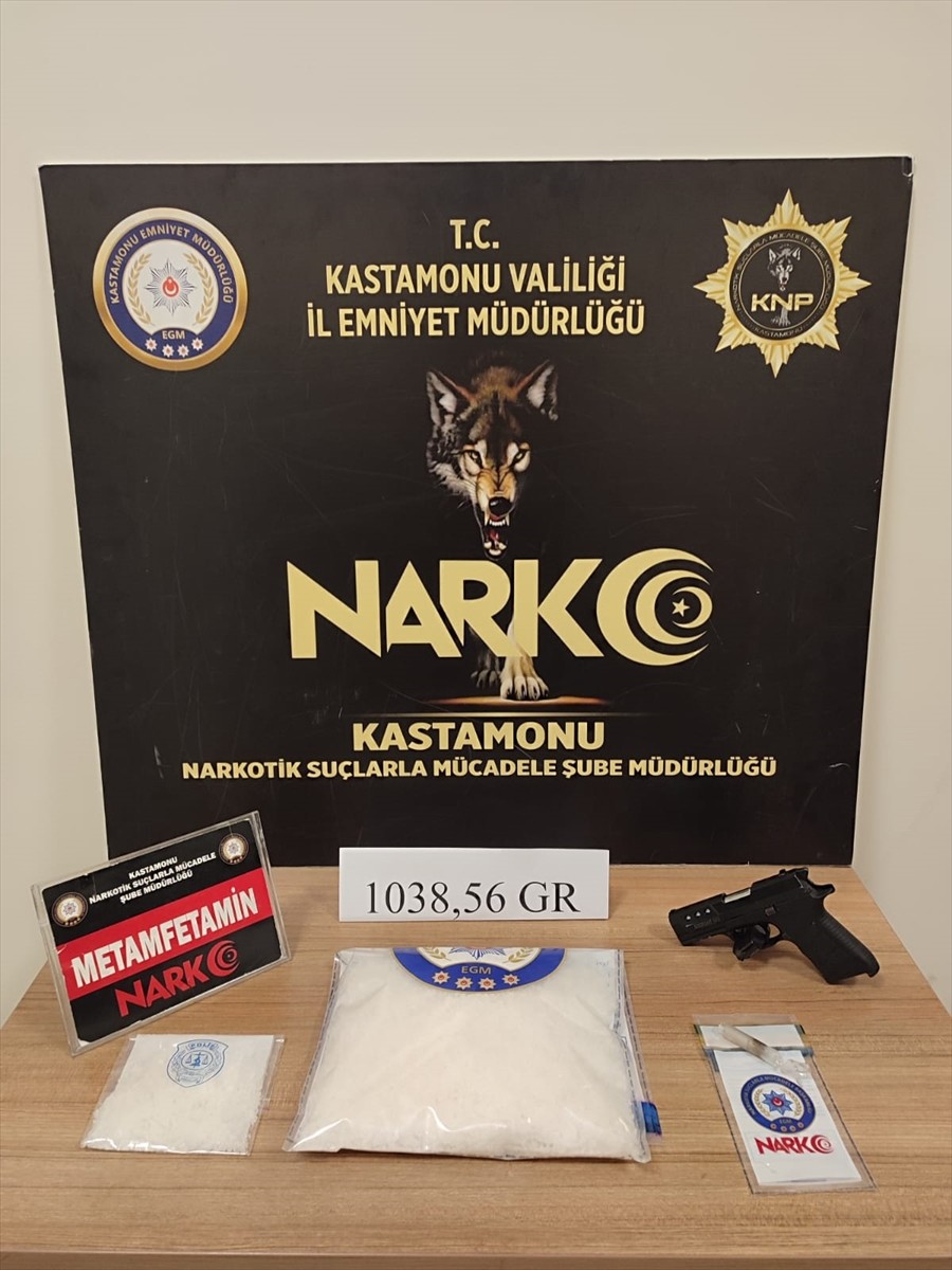 Kastamonu'nun Tosya ilçesinde yol kontrolü sırasında uyuşturucu bulunan tırın sürücüsü tutuklandı....