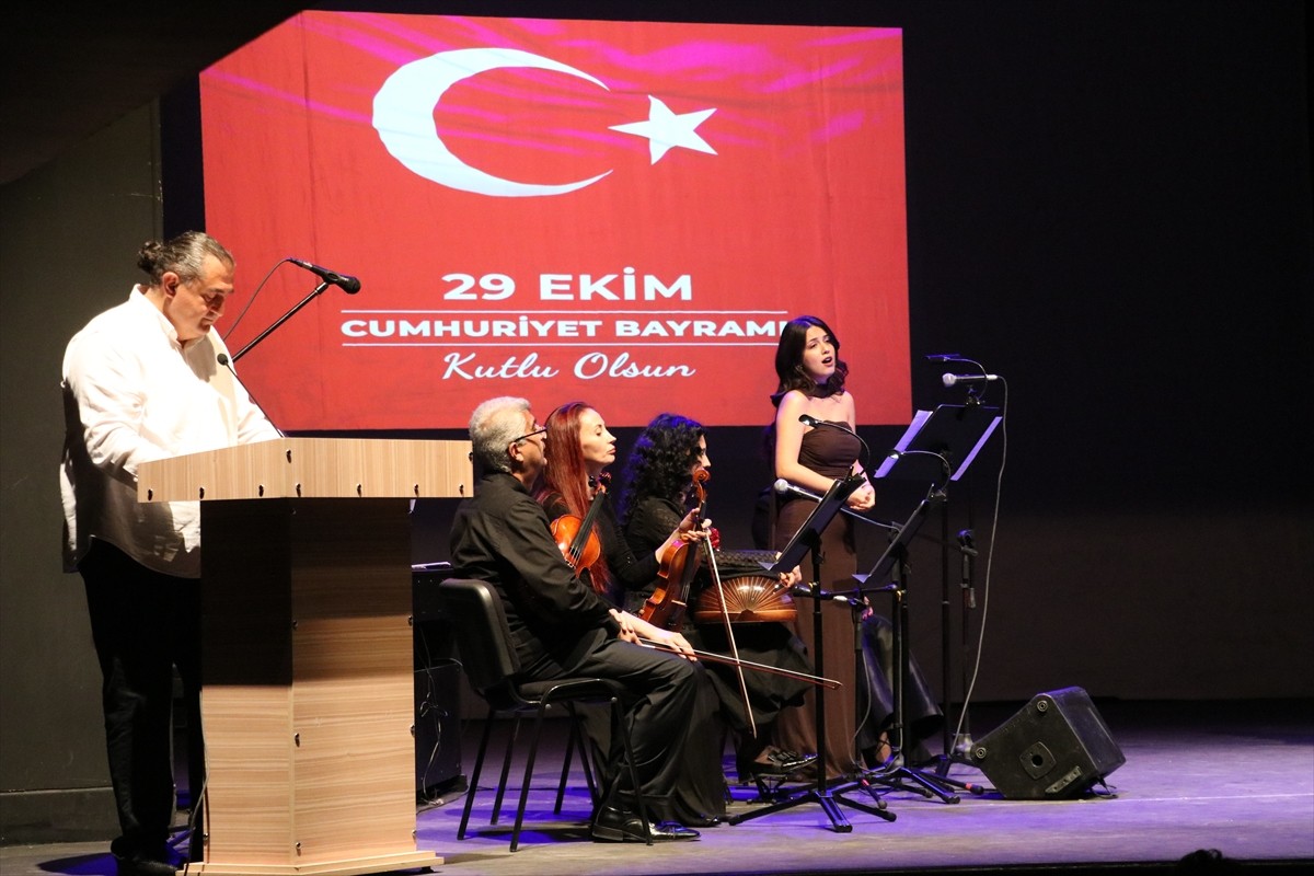 Kayseri'de Cumhuriyet'in 102. yılı dolayısıyla "29 Ekim Cumhuriyet Konseri" gerçekleştirildi....