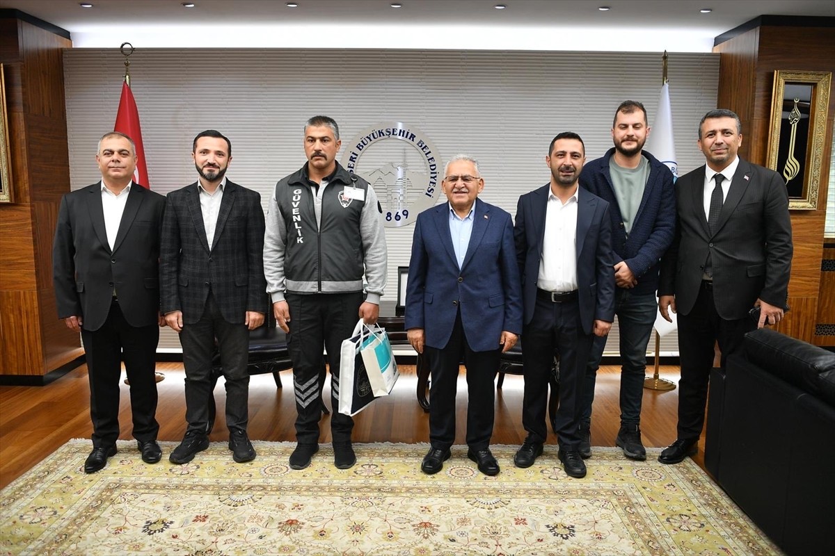 Kayseri'de karşı perona geçmeye çalışan kadın yolcuya tramvayın çarpmasını önleyen güvenlik...