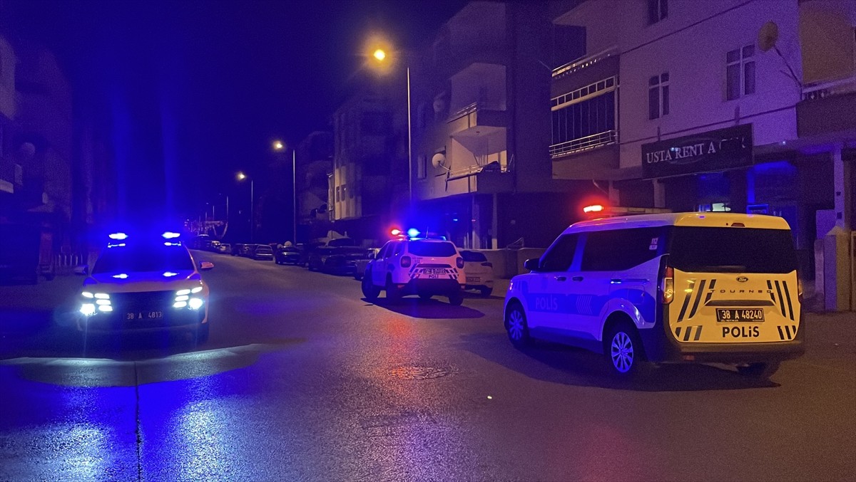 Kayseri'nin Kocasinan ilçesinde bir kişi, evinin bulunduğu sokakta uğradığı silahlı saldırıda ağır...