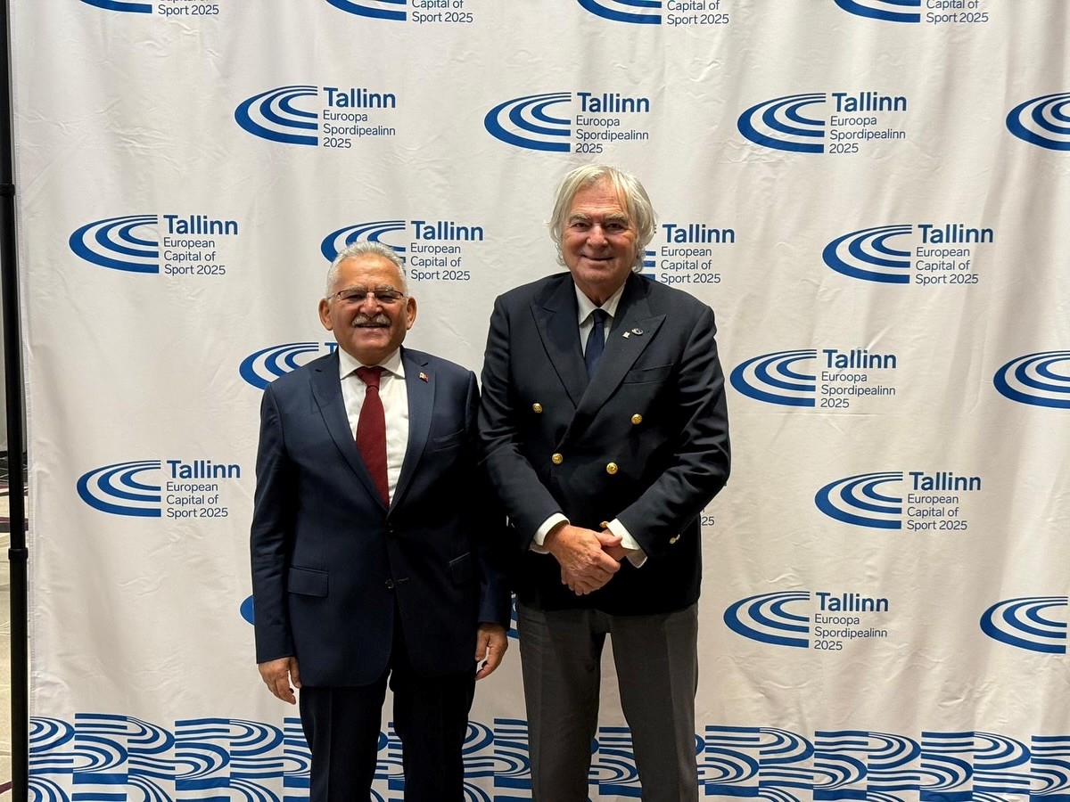 Kayseri Büyükşehir Belediye Başkanı Memduh Büyükkılıç (solda), Estonya'nın Başkenti Tallinn...