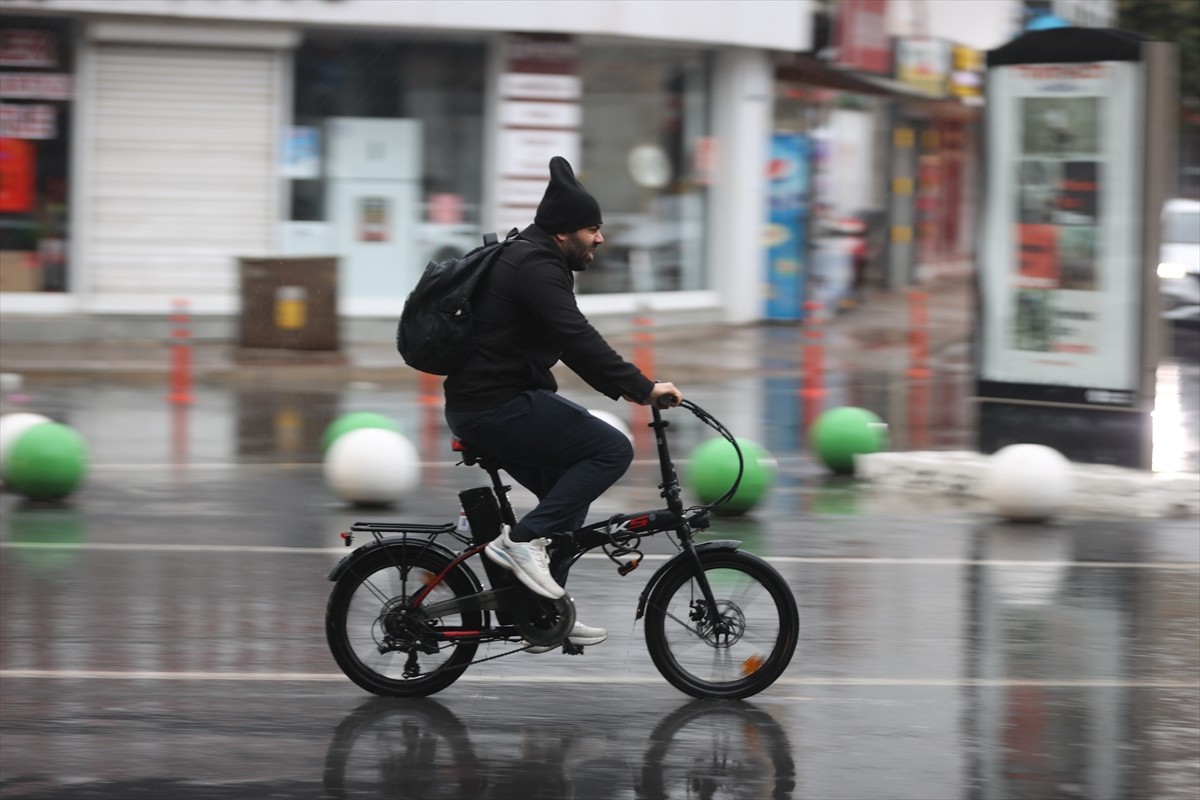 Kırklareli'nde dün başlayan sağanak bugün etkisini artırdı. Bazı vatandaşlar şemsiyeyle yağmurdan...