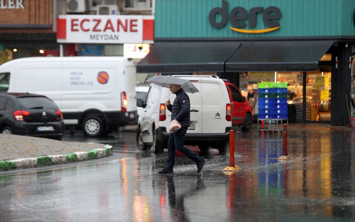 Kırklareli'nde dün başlayan sağanak bugün etkisini artırdı. Bazı vatandaşlar şemsiyeyle yağmurdan...