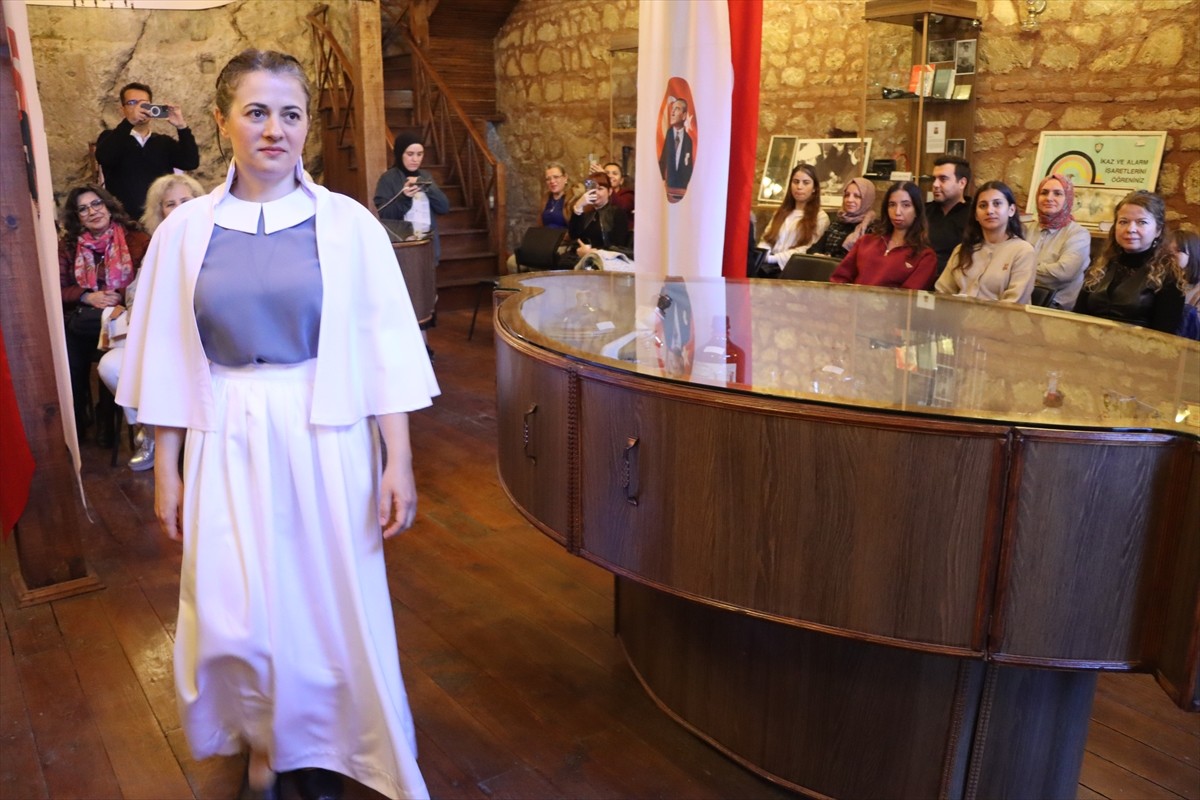 Kırklareli'nde "Sağlığın Tarihi Adımları Defilesi"nde 1854 yılından bugüne sağlık çalışanlarının...