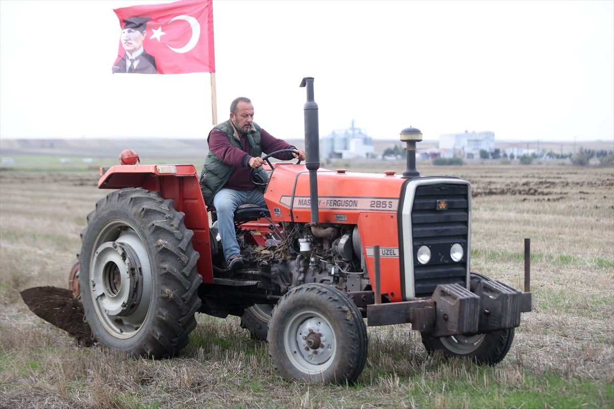 Kırklareli'nin Lüleburgaz ilçesine bağlı Evrensekiz beldesinde çiftçi Burak Tunçkol, tarlasına...