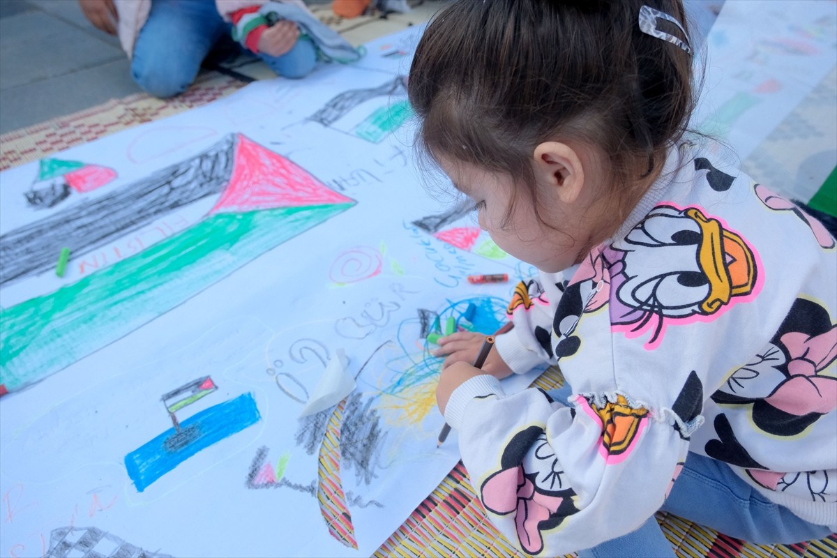 Kırklareli ve Tekirdağ'da Gazze'deki soykırıma dikkat çekmek için "Filistinli çocuklar için çiz"...