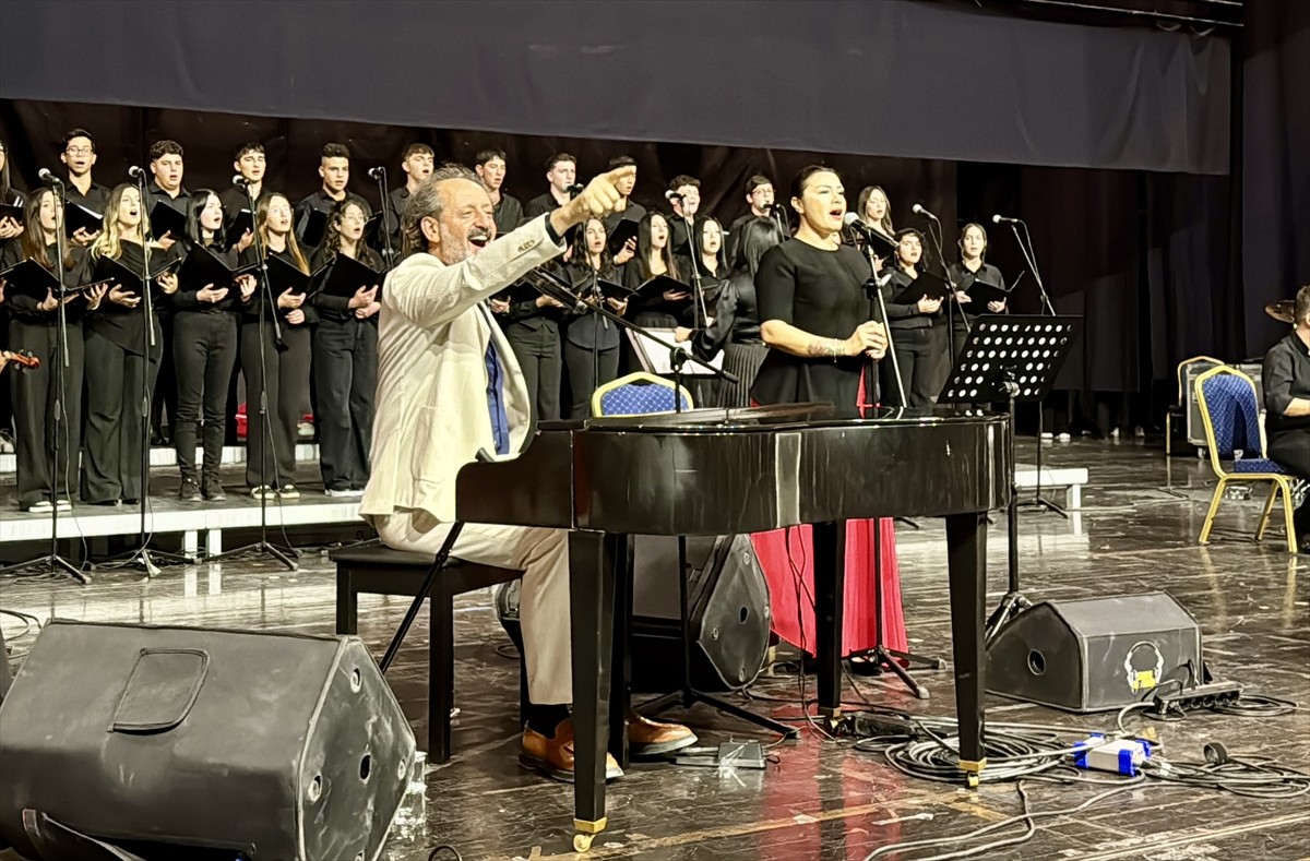 Kırşehir'de, AK Parti İstanbul Milletvekili ve müzisyen Yücel Arzen Hacıoğulları ile lise...