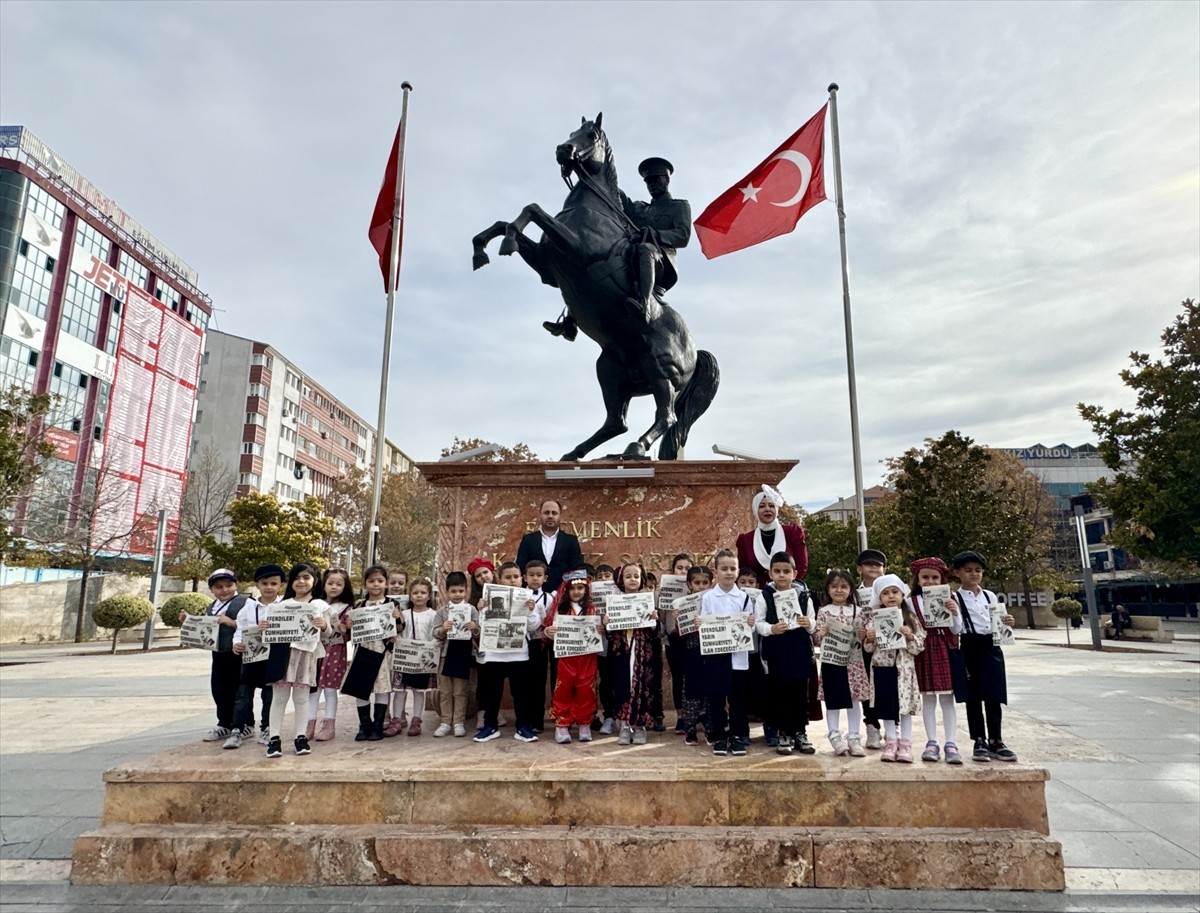 Kırşehir'de anaokulu öğrencileri, Cumhuriyet'in ilan edilişinin temsili gazetesini vatandaşlara...