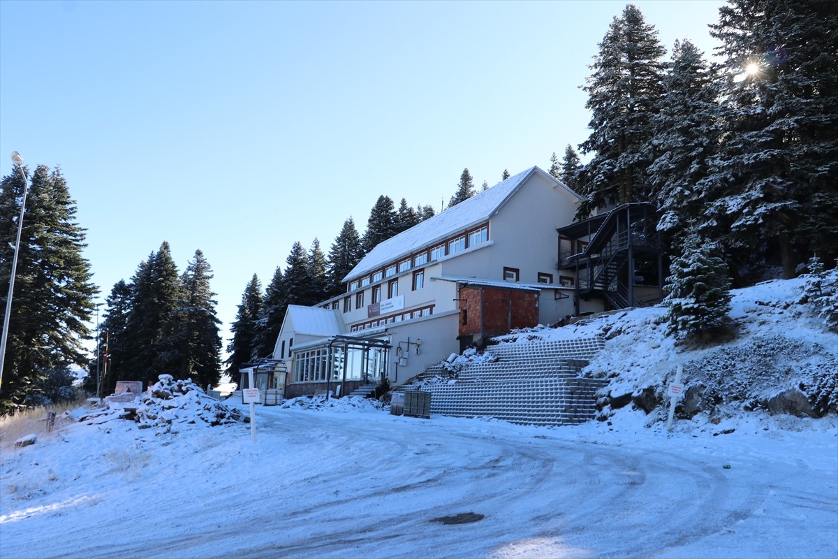 Kış turizminin önemli merkezlerinden Uludağ'da gece saatlerinde başlayan kar, çok sayıda...