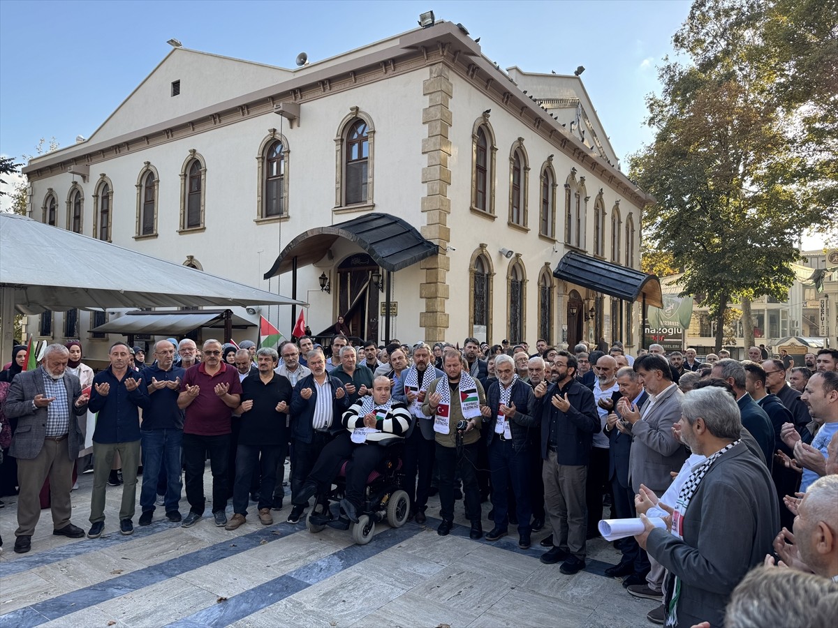 Kocaeli'de, Filistin'e Destek Platformu öncülüğünde bir araya gelen sivil toplum kuruluşu üyeleri...