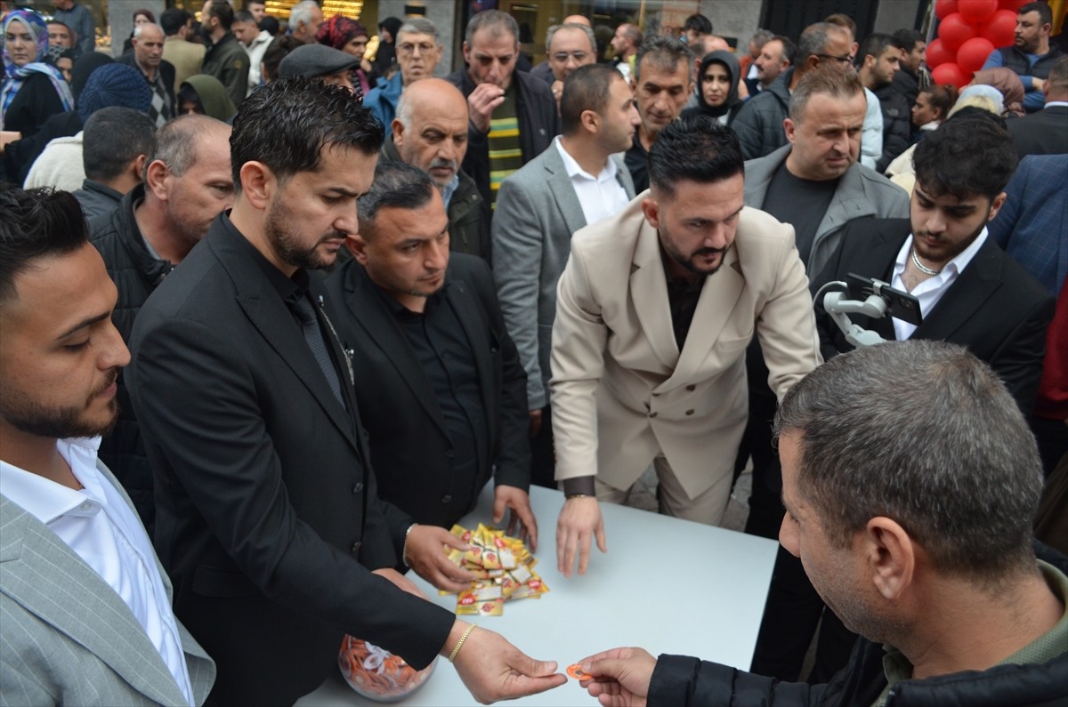 Kocaeli'nin Darıca ilçesinde, bir kuyumcu zincirinin yeni şube açılışında ilk 500 müşteriye 0,25...