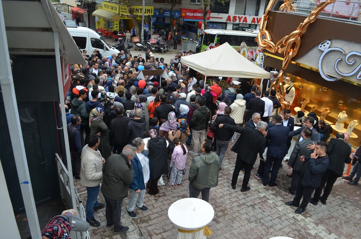 Kocaeli'nin Darıca ilçesinde, bir kuyumcu zincirinin yeni şube açılışında ilk 500 müşteriye 0,25...
