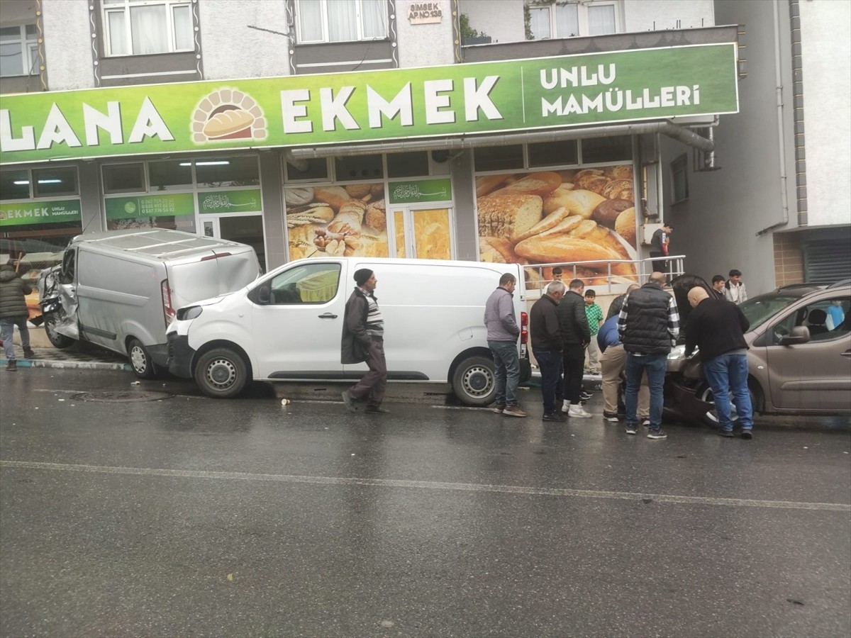 Kocaeli'nin Dilovası ilçesinde freni boşalan sulama tankeri, park halindeki 8 araca çarptıktan...