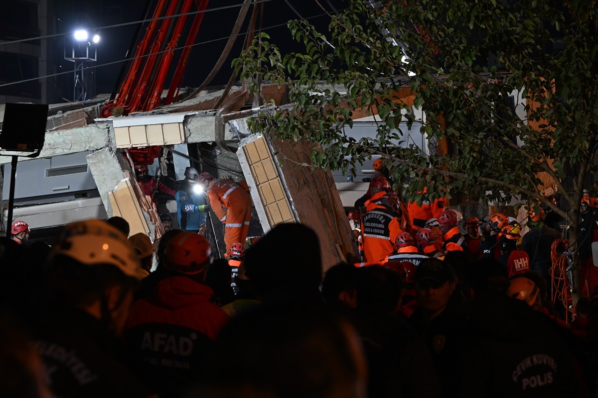 Kocaeli'nin Gebze ilçesinde çöken 7 katlı binanın enkazında kalan aileden baba Levent ve anne...