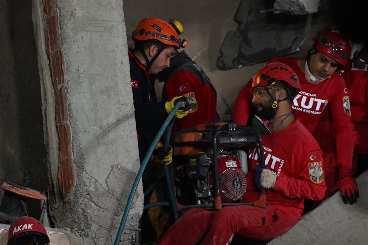 Kocaeli'nin Gebze ilçesinde çöken binada arama kurtarma çalışmalarına akşam saatlerinde de devam...