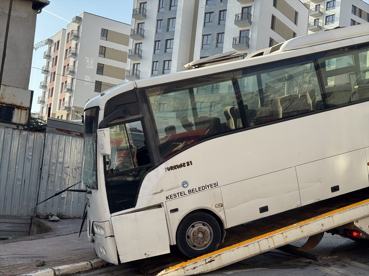 Kocaeli'nin İzmit ilçesinde binanın duvarına çarpan midibüsteki 3'ü polis 7 kişi yaralandı. Araç...