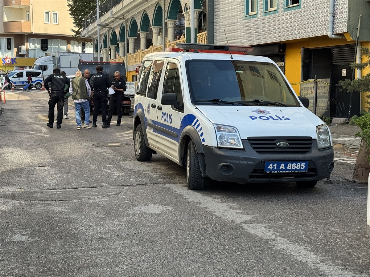 Kocaeli'nin İzmit ilçesinde trafoda bakım yaparken elektrik akımına kapılan işçi ağır yaralandı....