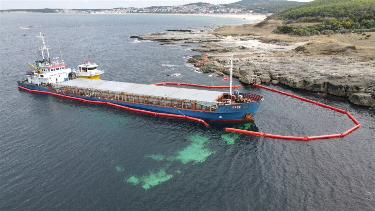Kocaeli’nin Kandıra ilçesinde 18 Eylül'de karaya oturan kuru yük gemisinin bulunduğu alandan...