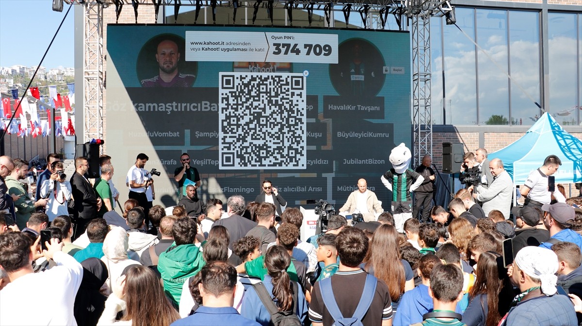 Kocaelispor Teknik Direktörü Selçuk İnan (fotoğrafta) ile futbolculardan Gökhan Değirmenci ve...