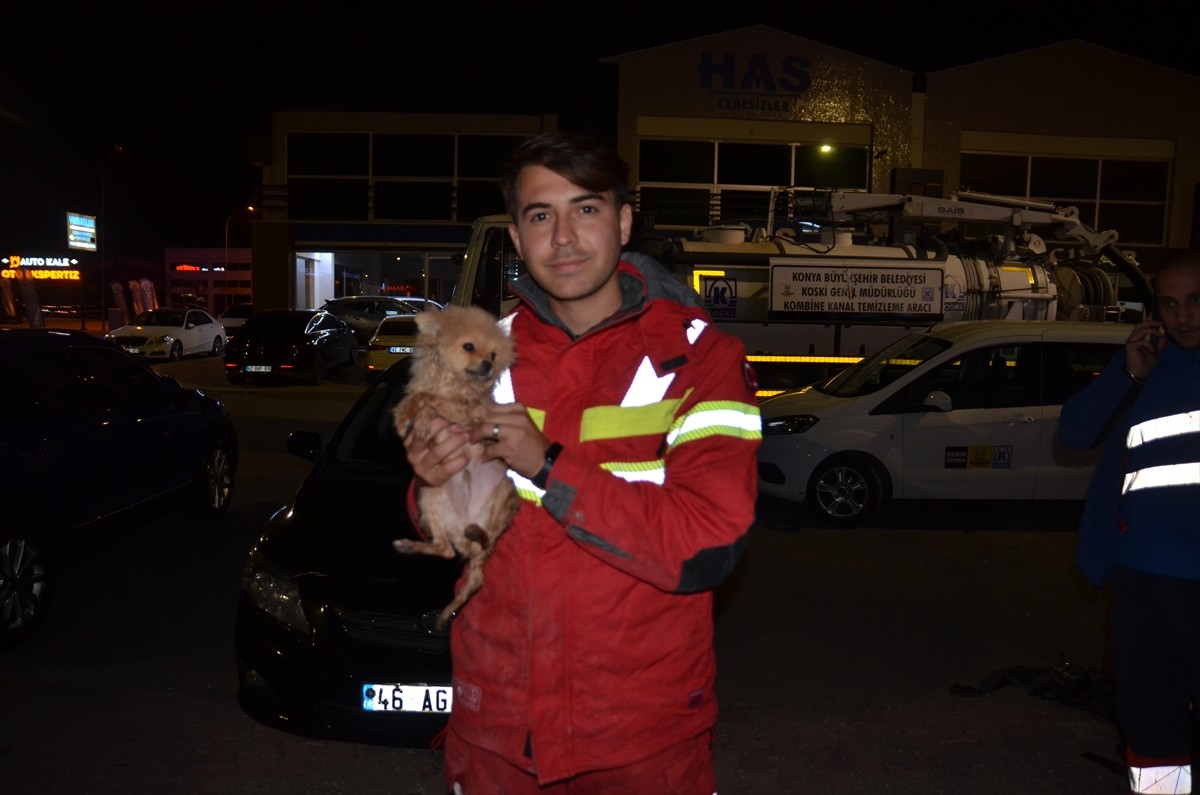 Konya'da itfaiye ekipleri, kanalizasyon borusuna sıkışan köpek yavrusunu 6 saatlik çalışmayla...