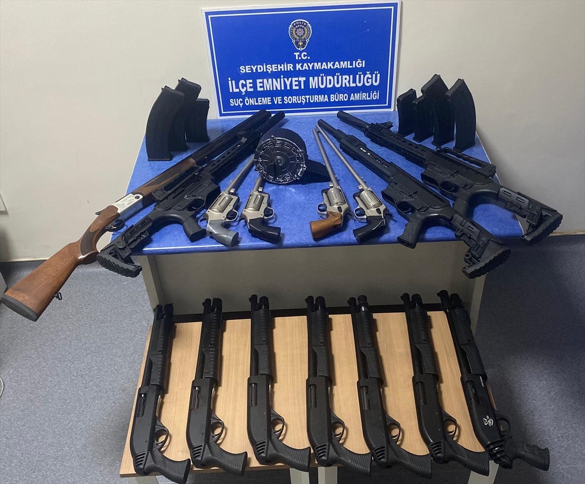 Konya'nın Seydişehir ilçesinde bir araçta ruhsatsız silah ele geçirilmesiyle ilgili gözaltına...