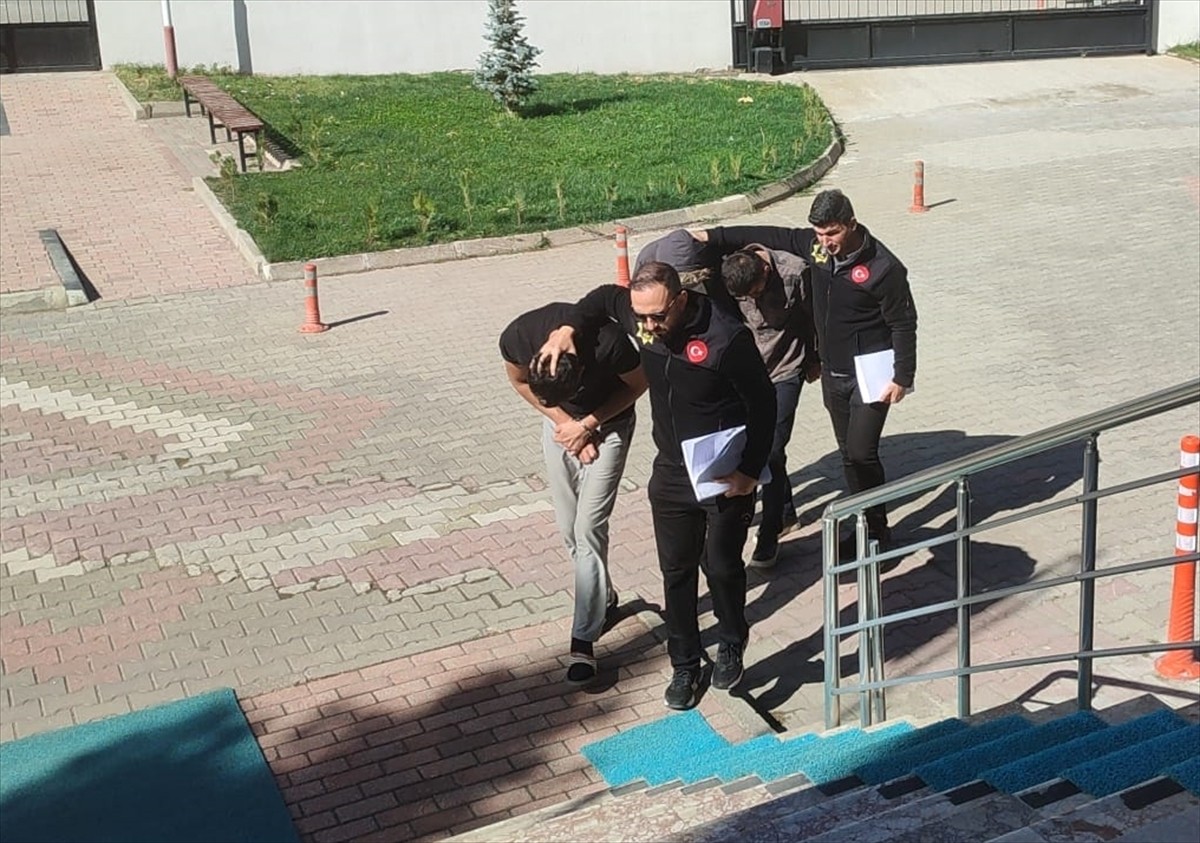 Konya'nın Seydişehir ilçesinde düzenlenen uyuşturucu operasyonunda yakalanan 3 şüpheliden 2'si...