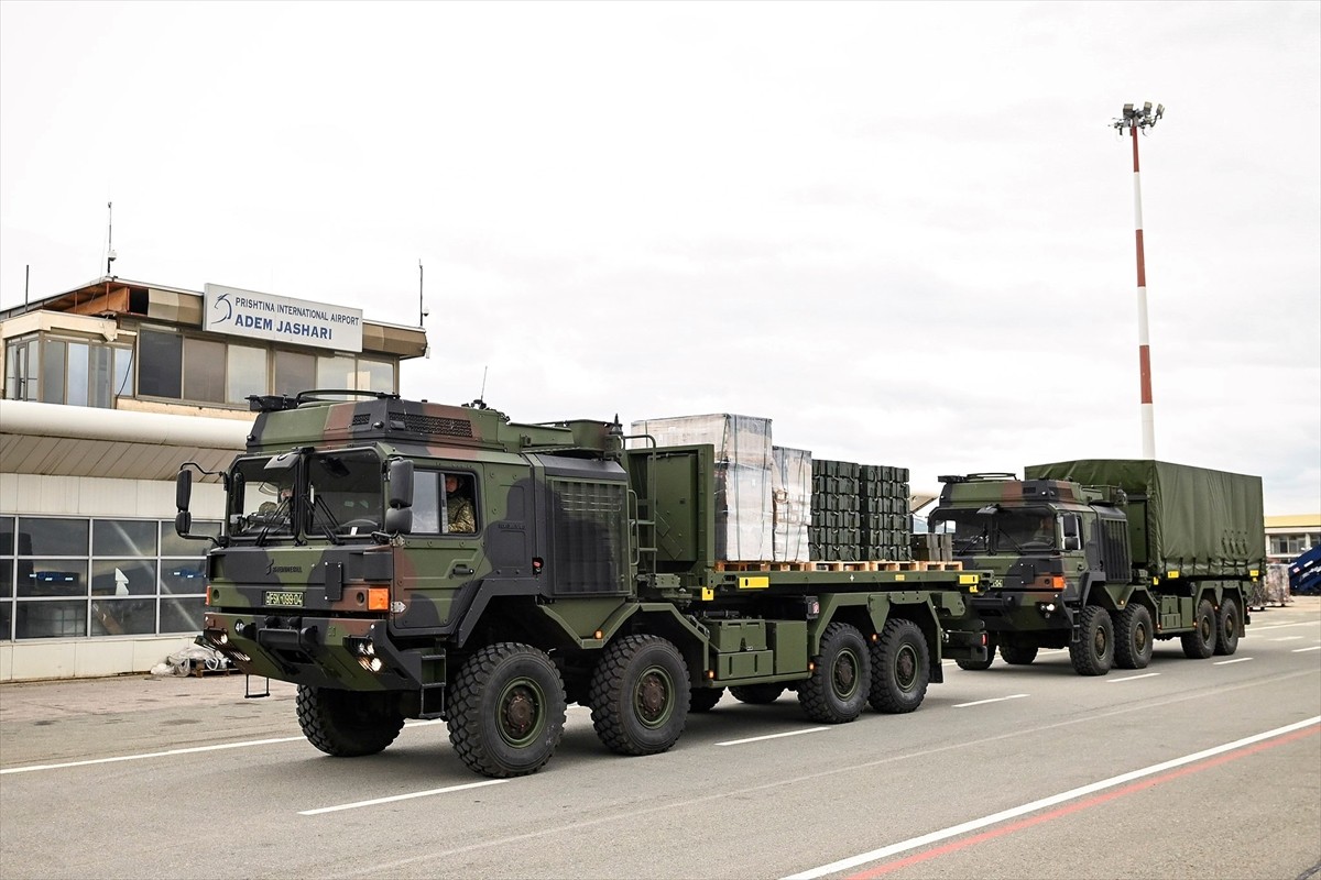 Kosova Başbakanı Albin Kurti (ortada), sosyal medya hesabından yaptığı paylaşımda, binlerce...