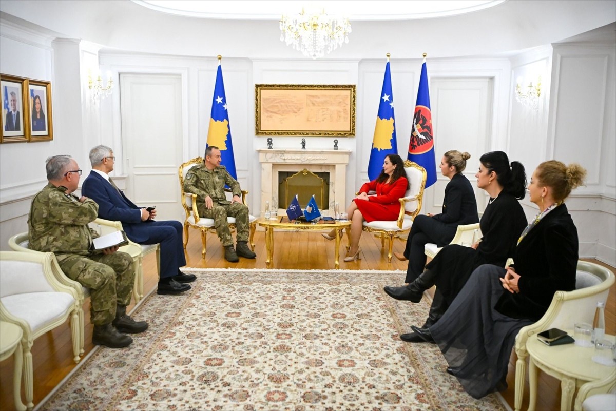 Kosova Cumhurbaşkanı Vjosa Osmani (sağ 4), NATO'nun Kosova'daki Barış Gücü’nün (KFOR)...