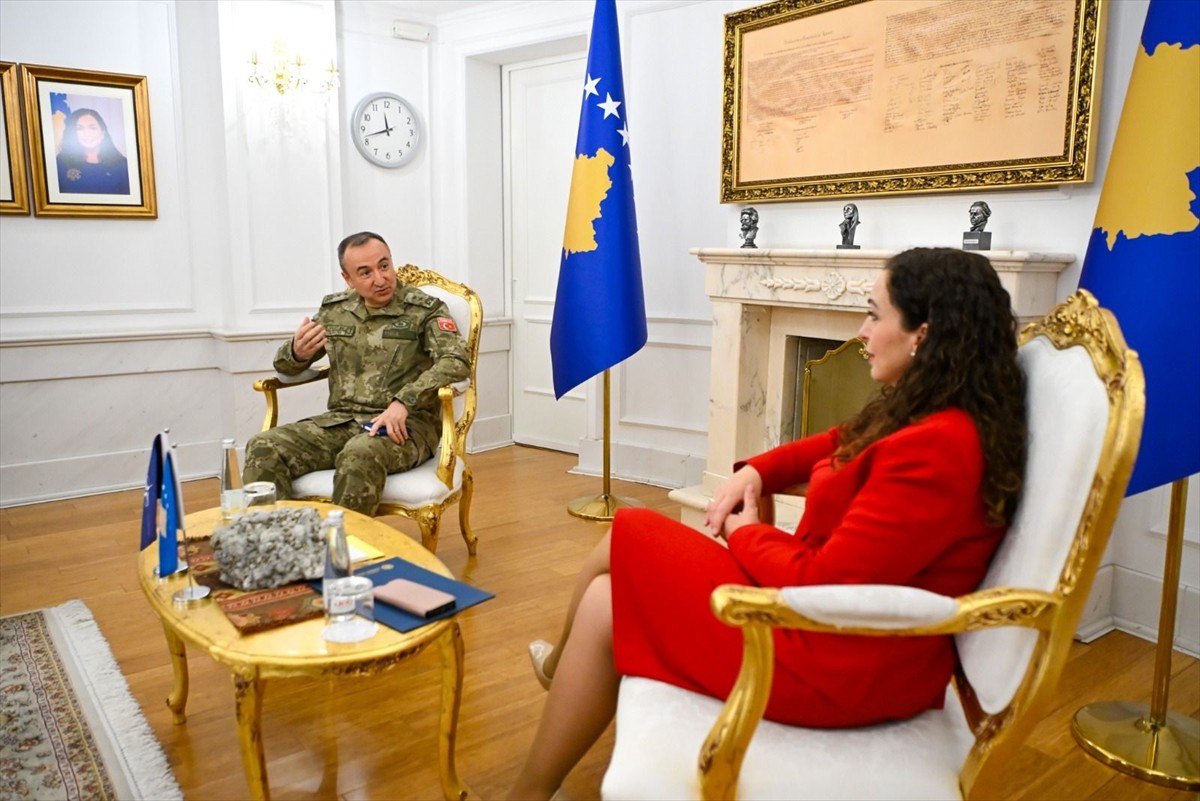 Kosova Cumhurbaşkanı Vjosa Osmani (sağ 4), NATO'nun Kosova'daki Barış Gücü’nün (KFOR)...